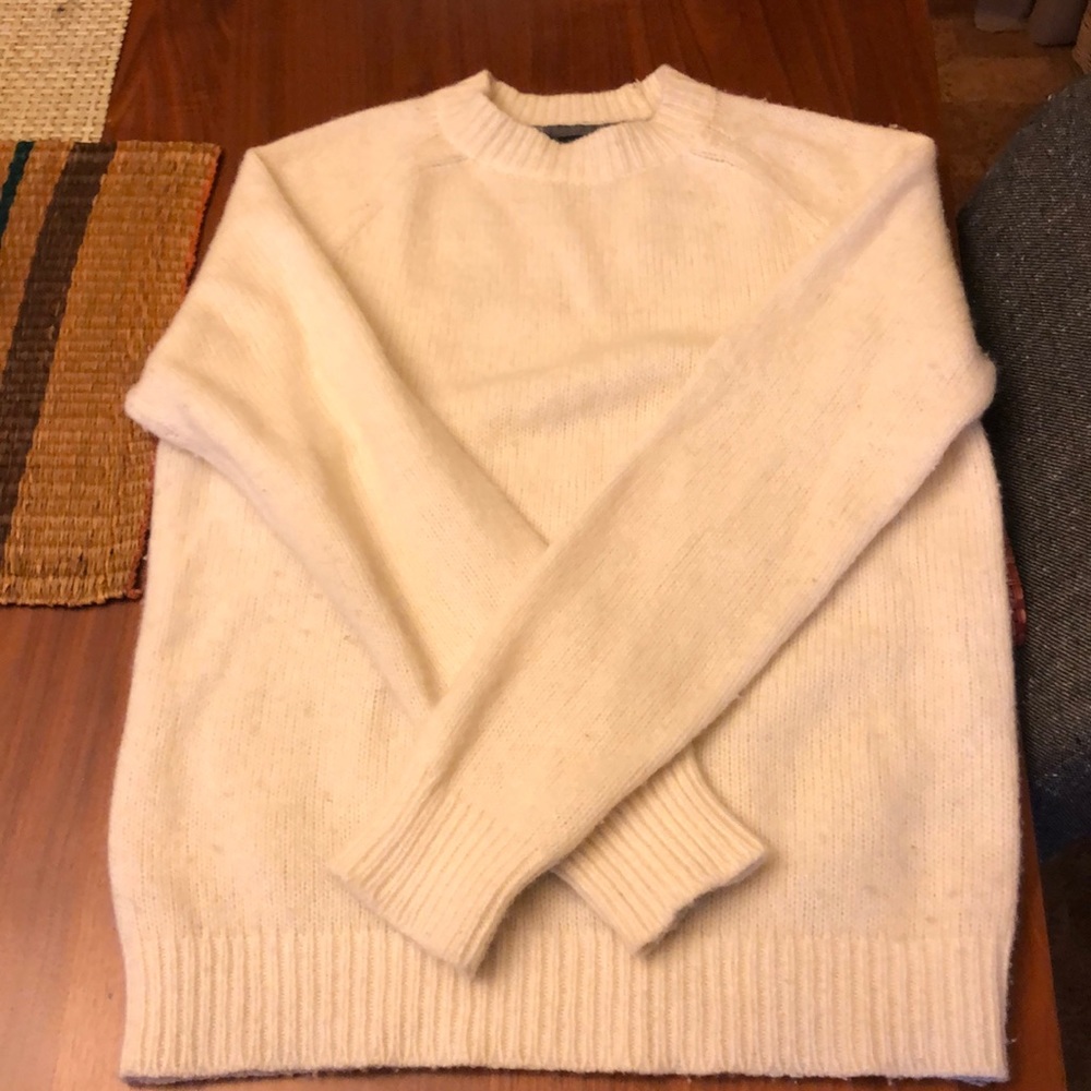 White smooth banana republic sweater. Used twice.